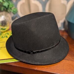 100% Wool Black Vintage One Size Fedora Hat w/ Thin Patent Leather Band by Scala